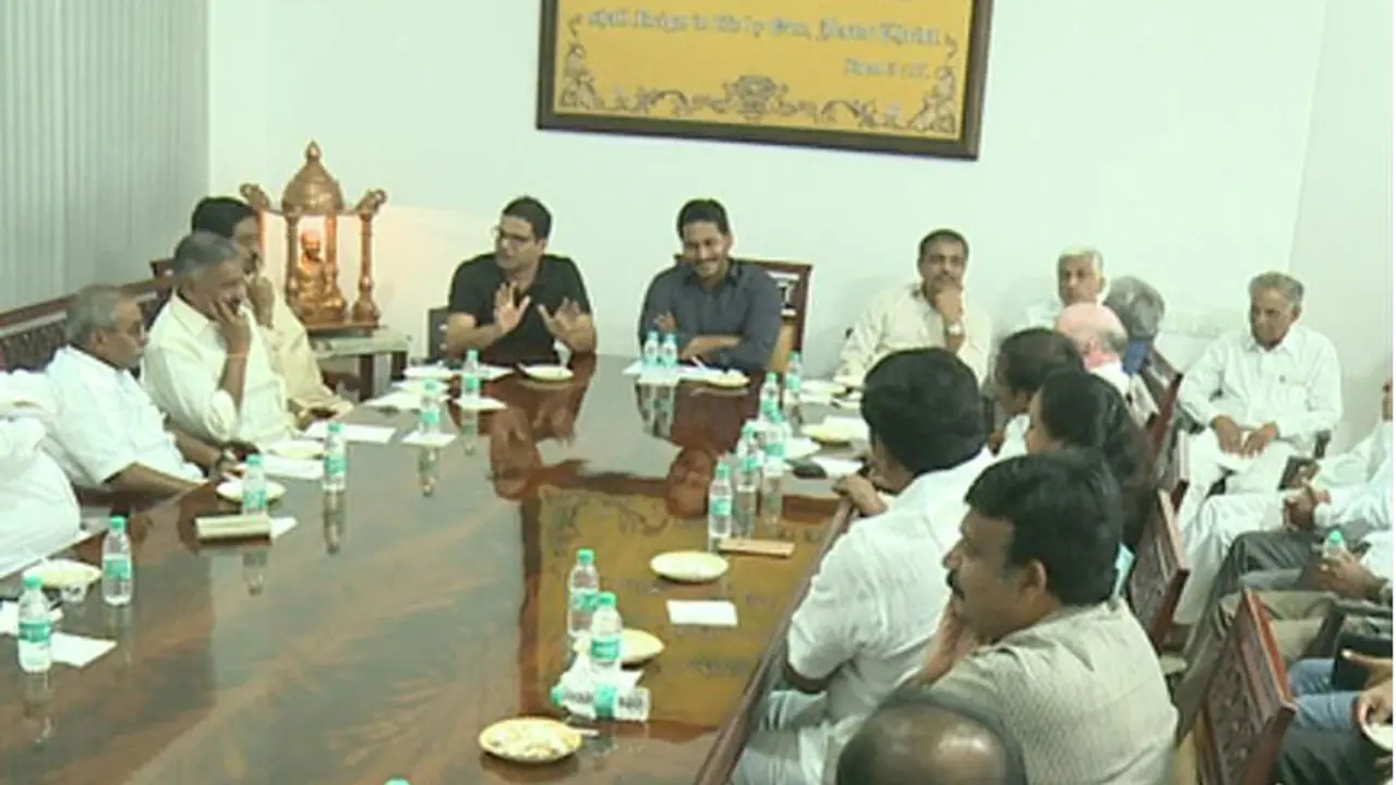 ప్రశాంత్ ను నేతలకు పరిచయం చేసిన జగన్ ప్రశాంత్ ను నేతలకు పరిచయం చేసిన జగన్