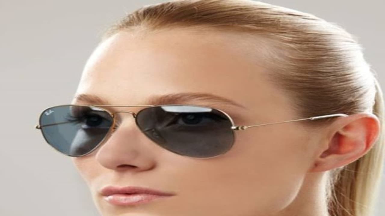 இந்த மாதிரியான சன் கிளாஸை பயன்படுத்துவதால் பார்வையே கூட போகும்னு தெரியுமா? இந்த மாதிரியான சன் கிளாஸை பயன்படுத்துவதால் பார்வையே கூட போகும்னு தெரியுமா?