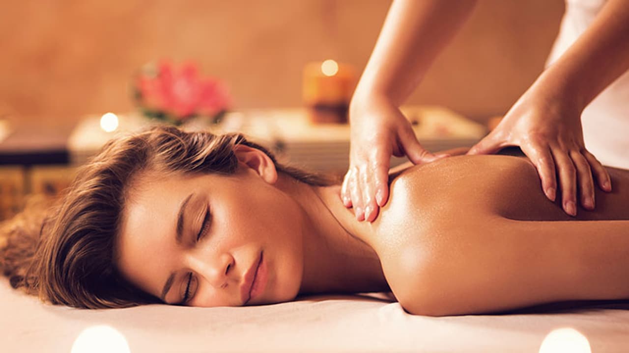 Demonitsation: Spas and parlors do brisk business with old notes