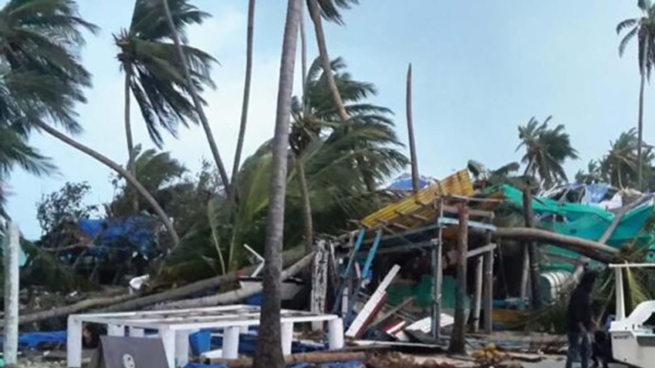 லட்சத்தீவுகளில் கோர தாண்டவம் ஆடிய ஒகி புயல் !! 500 கோடி ரூபாய்க்கு மேல் பலத்த சேதம் !!! லட்சத்தீவுகளில் கோர தாண்டவம் ஆடிய ஒகி புயல் !! 500 கோடி ரூபாய்க்கு மேல் பலத்த சேதம் !!!