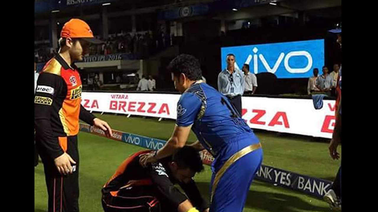 Yuvraj touches Tendulkar's feet again Yuvraj touches Tendulkar's feet again