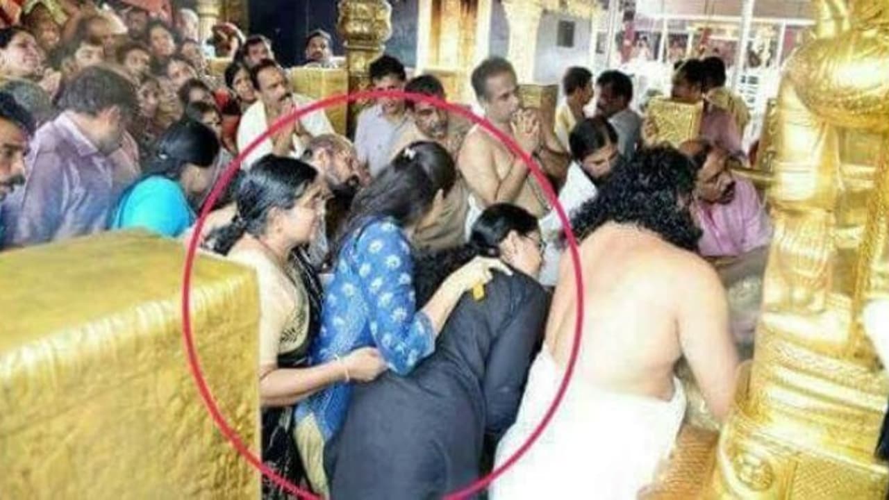 சபரிமலை கோயிலில் ‘இளம் பெண்கள் தரிசனம்’ வைரலான போட்டோவால் விசாரணைக்கு உத்தரவு சபரிமலை கோயிலில் ‘இளம் பெண்கள் தரிசனம்’ வைரலான போட்டோவால் விசாரணைக்கு உத்தரவு