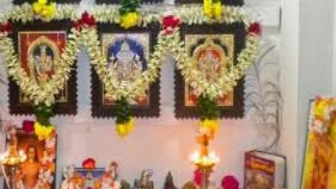 வீட்டு பூஜை அறையில் இப்படி செய்கிறீர்களா..? உங்கள் துன்பதிருக்கு இதுதான் காரணம்..! வீட்டு பூஜை அறையில் இப்படி செய்கிறீர்களா..? உங்கள் துன்பதிருக்கு இதுதான் காரணம்..!