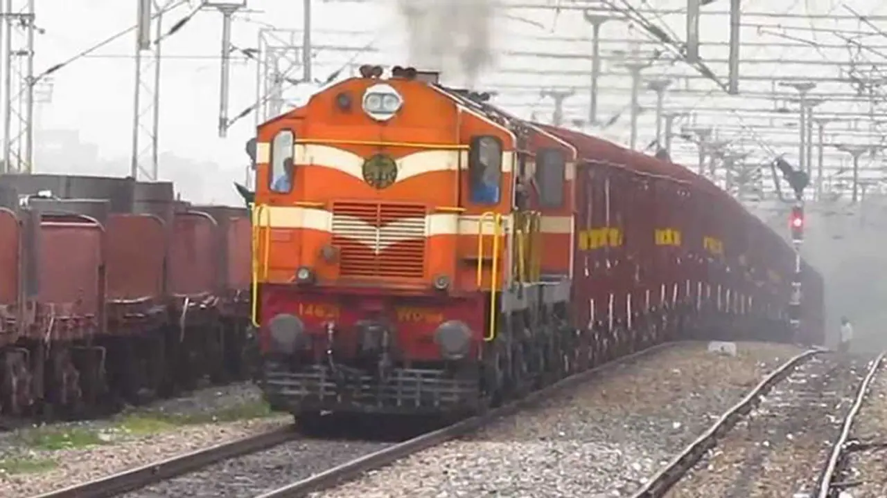 Aluva Train Accident : പാളം തെറ്റിയ വാഗണുകള് നീക്കി; ആലുവയില് ട്രെയിന് ഗതാഗതം പുനസ്ഥാപിച്ചു Aluva Train Accident : പാളം തെറ്റിയ വാഗണുകള് നീക്കി; ആലുവയില് ട്രെയിന് ഗതാഗതം പുനസ്ഥാപിച്ചു