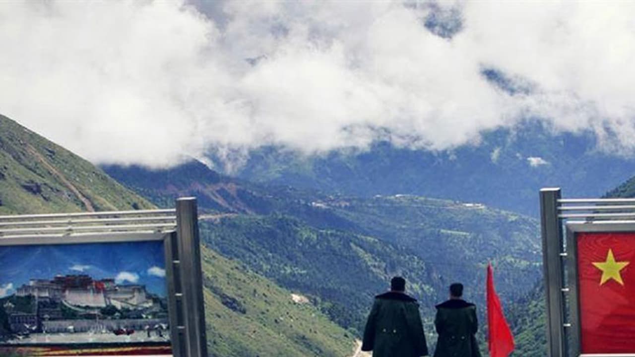 ಭೂತಾನ್ನಲ್ಲಿ ಚೀನಾ ಡೋಕ್ಲಾಂ ಕಿರಿಕ್: ಭಾರತದ ಭದ್ರತೆಗೆ ಅಪಾಯ! ಭೂತಾನ್ನಲ್ಲಿ ಚೀನಾ ಡೋಕ್ಲಾಂ ಕಿರಿಕ್: ಭಾರತದ ಭದ್ರತೆಗೆ ಅಪಾಯ!