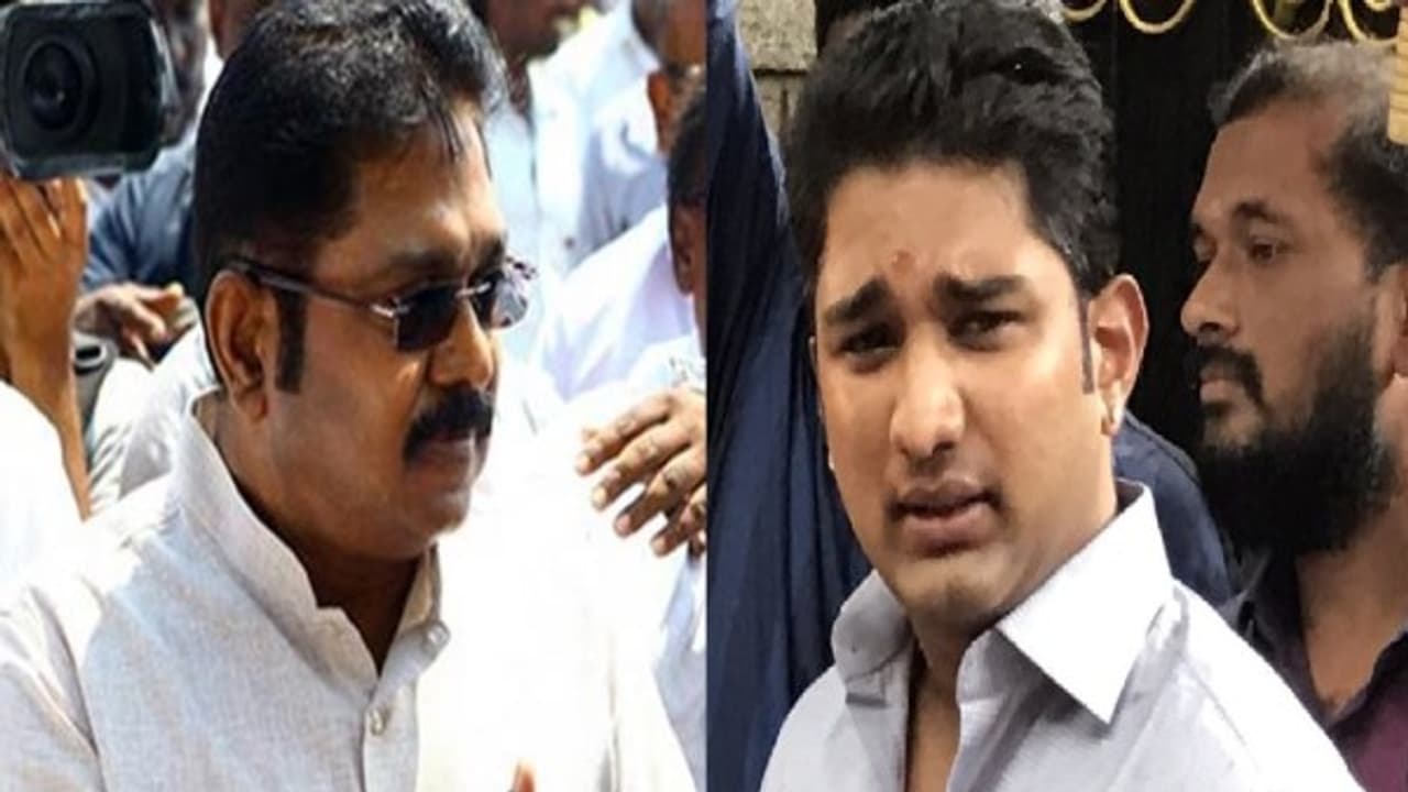 வெளிச்சம்போட்டு காட்டிய ஐ.டி. ரெய்டு! அரசியல் தலைவராக உருவெடுக்கும் விவேக்! வயிற்றெரிச்சலில் தினகரன்...! வெளிச்சம்போட்டு காட்டிய ஐ.டி. ரெய்டு! அரசியல் தலைவராக உருவெடுக்கும் விவேக்! வயிற்றெரிச்சலில் தினகரன்...!