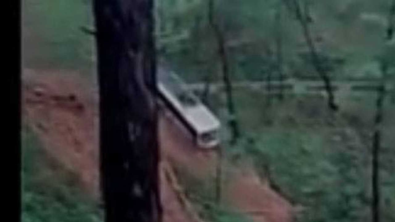 കനത്ത മഴയില് ബസ് ഒലിച്ചുപോയി വീഡിയോ കനത്ത മഴയില് ബസ് ഒലിച്ചുപോയി വീഡിയോ