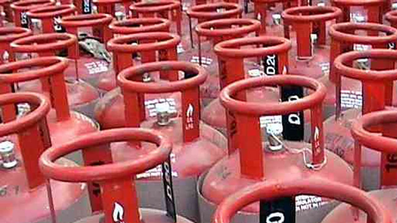 పురుషుల జీవితాల్లోనూ ‘దీపం’ పురుషుల జీవితాల్లోనూ ‘దీపం’