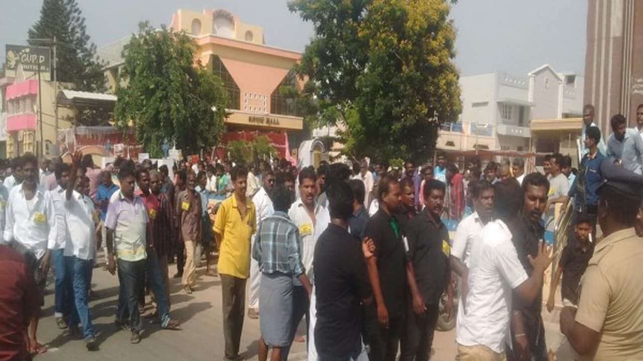 போலீஸ் துப்பாக்கிச் சூடு ஒருவர் மரணம்... ஸ்டெர் லைட் போராட்டத்தில் பதற்றம்.... போலீஸ் துப்பாக்கிச் சூடு ஒருவர் மரணம்... ஸ்டெர் லைட் போராட்டத்தில் பதற்றம்....