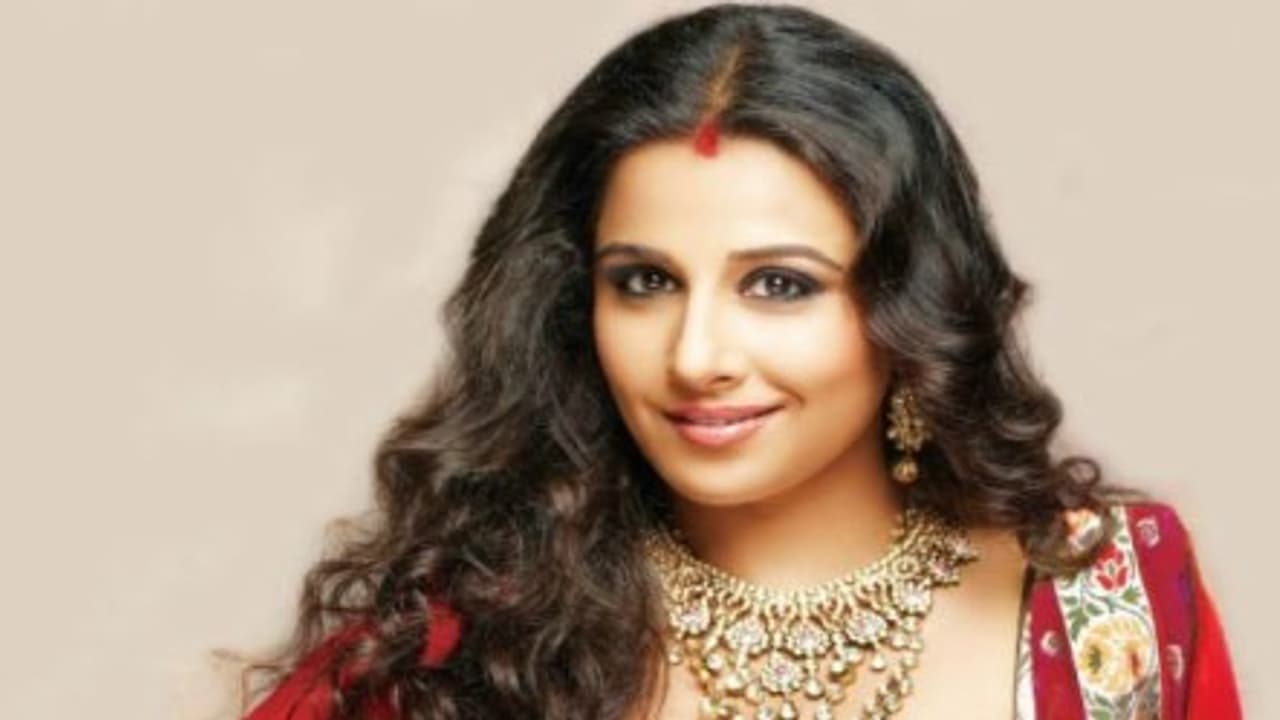 বন্ধ দরজা, জানলা দিয়েই বাড়িতে ঢুকলেন বিদ্যা, দেখুন ভিডিও বন্ধ দরজা, জানলা দিয়েই বাড়িতে ঢুকলেন বিদ্যা, দেখুন ভিডিও