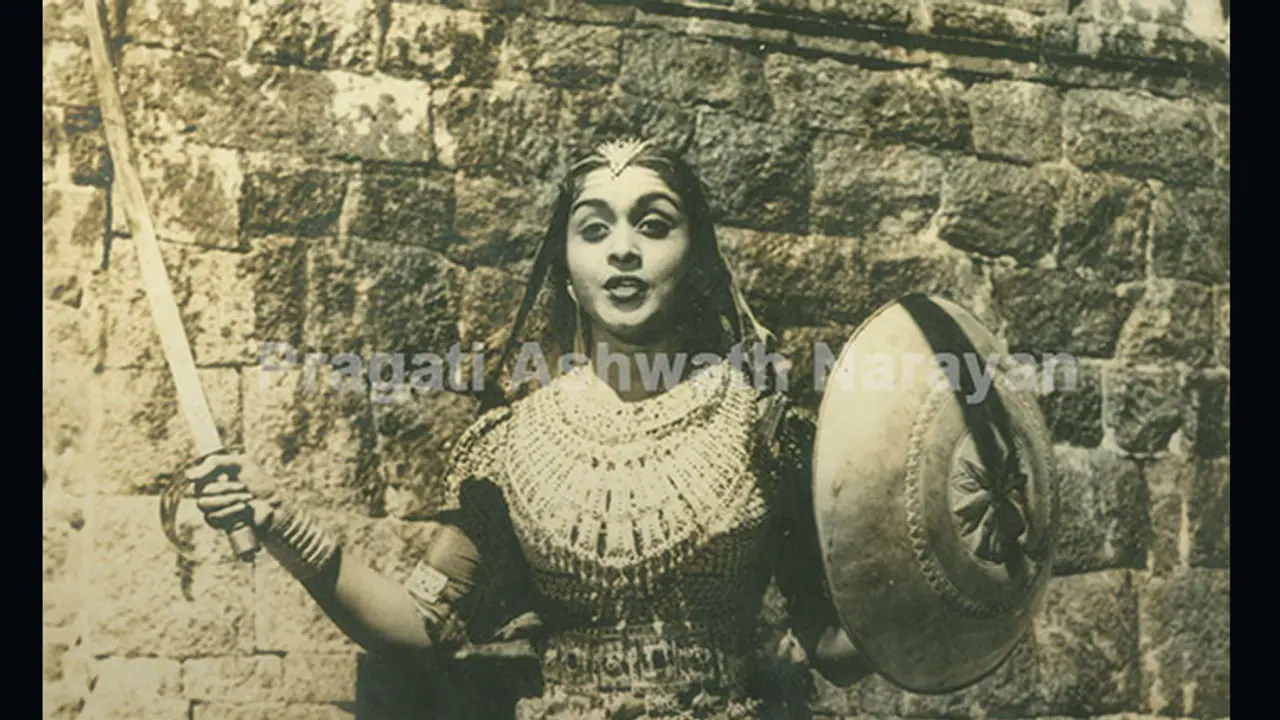 When costume boy saved heroine from a crazy horse When costume boy saved heroine from a crazy horse