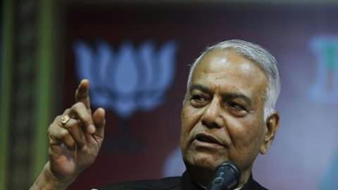 பொருளாதாரம் படு வேகமாக வீழ்ச்சி அடைந்து வருகிறது மோடி, ஜெட்லி மீது யஸ்வந்த் சின்ஹா கடும் குற்றச்சாட்டு பொருளாதாரம் படு வேகமாக வீழ்ச்சி அடைந்து வருகிறது மோடி, ஜெட்லி மீது யஸ்வந்த் சின்ஹா கடும் குற்றச்சாட்டு