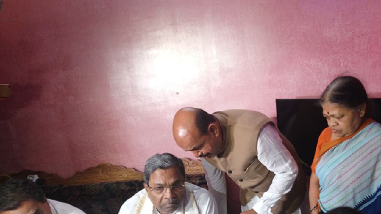 ದೀಪಕ್ ಮನೆಗೆ ಸಿಎಂ ಭೇಟಿ; ಸಹೋದರನಿಗೆ ಕೆಲಸ ಕೊಡಿಸಲು ಡಿಸಿಗೆ ಸೂಚನೆ ದೀಪಕ್ ಮನೆಗೆ ಸಿಎಂ ಭೇಟಿ; ಸಹೋದರನಿಗೆ ಕೆಲಸ ಕೊಡಿಸಲು ಡಿಸಿಗೆ ಸೂಚನೆ