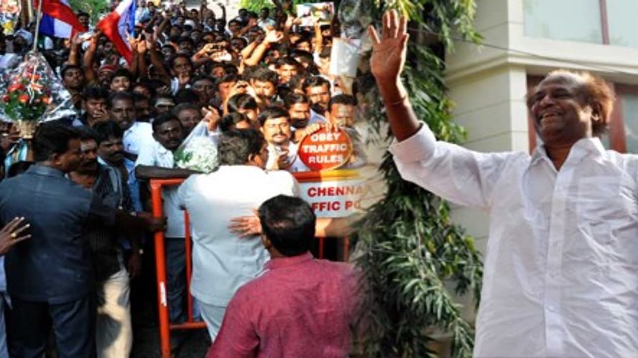 ரசிகர்களை இப்படி 'வெச்சு செய்யுறாரே'... பெரியவர் ரஜினிக்கு இது அழகா? விளாசித்தள்ளும் விமர்சனங்கள்... ரசிகர்களை இப்படி 'வெச்சு செய்யுறாரே'... பெரியவர் ரஜினிக்கு இது அழகா? விளாசித்தள்ளும் விமர்சனங்கள்...