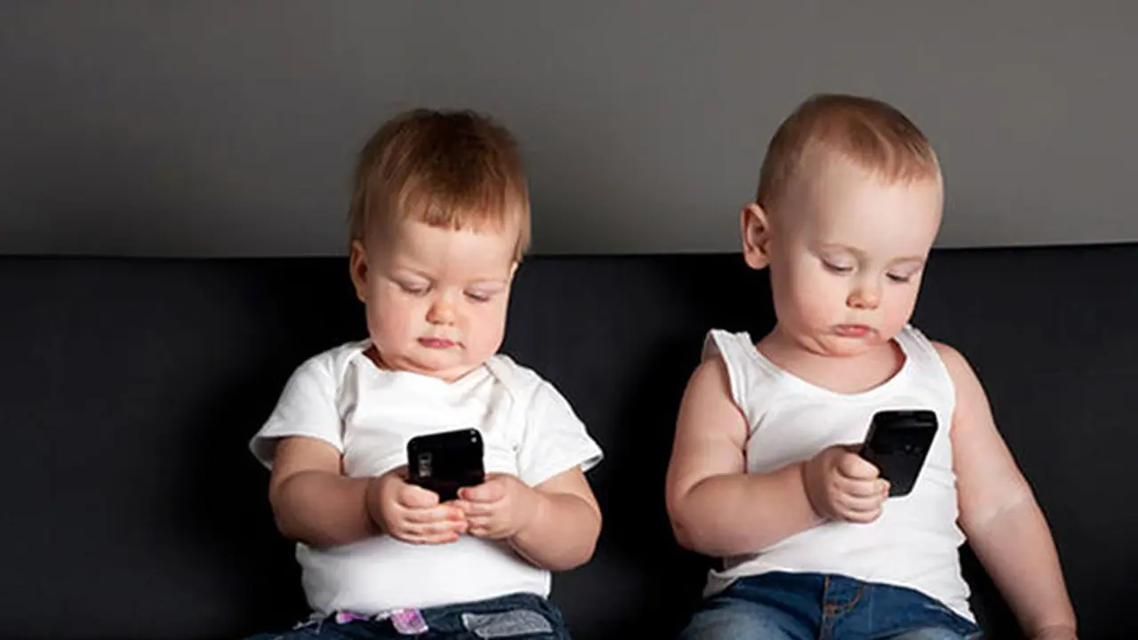 ವಿಪರೀತ ಮೊಬೈಲ್ ಬಳಸೋರು ಜತೆಗಿದ್ದರೂ ಬರುತ್ತೆ ರೋಗ ವಿಪರೀತ ಮೊಬೈಲ್ ಬಳಸೋರು ಜತೆಗಿದ್ದರೂ ಬರುತ್ತೆ ರೋಗ