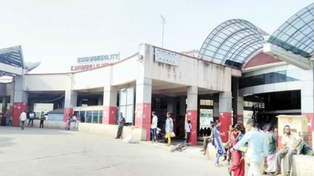 100 சதவீதம் கடையடைப்பு; அரசு பேருந்துகள் இயக்கப்படாததால் பயணிகள் கடும் அவதி... 100 சதவீதம் கடையடைப்பு; அரசு பேருந்துகள் இயக்கப்படாததால் பயணிகள் கடும் அவதி...