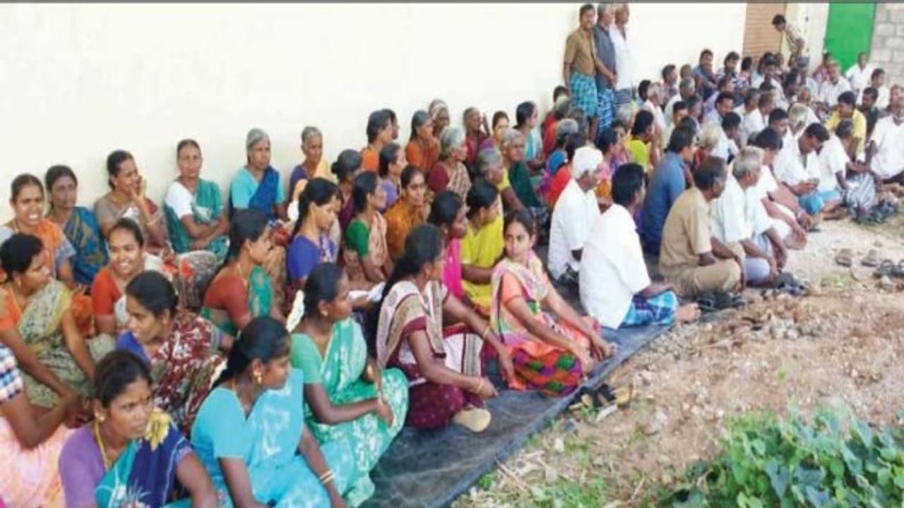 சுகாதார சீர்கேட்டை ஏற்படுத்தும் கோழிப்பண்ணையை அகற்ற 19 ஆண்டுகளாக போராடும் மக்கள் உண்ணாவிரதம்… சுகாதார சீர்கேட்டை ஏற்படுத்தும் கோழிப்பண்ணையை அகற்ற 19 ஆண்டுகளாக போராடும் மக்கள் உண்ணாவிரதம்…