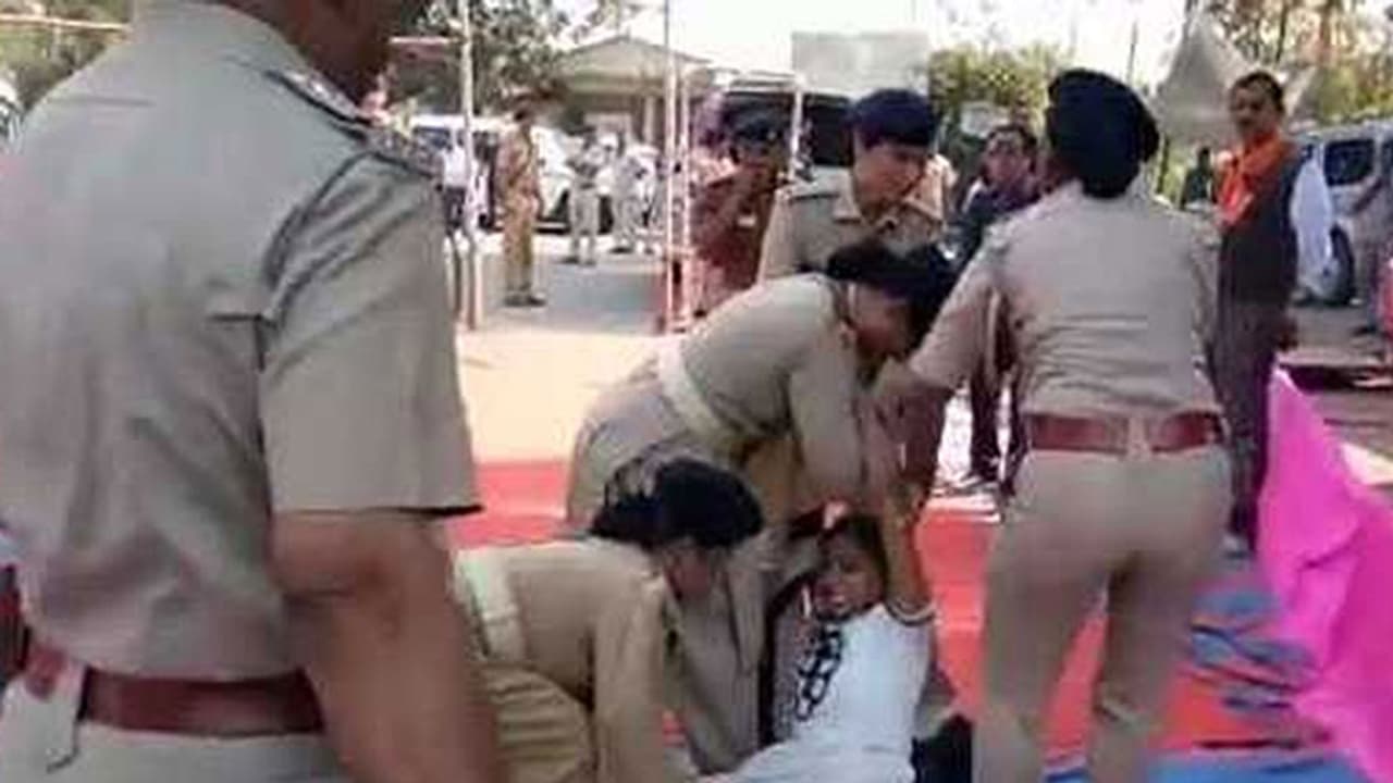 വീരമ്യത്യു വരിച്ച സൈനികന്റെ മകളെ മുഖ്യമന്ത്രിക്ക് മുന്നിലിട്ട് വലിച്ചിഴച്ച് പൊലീസ് വീരമ്യത്യു വരിച്ച സൈനികന്റെ മകളെ മുഖ്യമന്ത്രിക്ക് മുന്നിലിട്ട് വലിച്ചിഴച്ച് പൊലീസ്