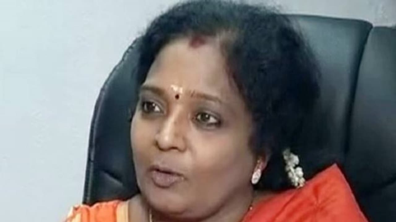 కేంద్ర హోం మంత్రి అమిత్ షాతో తమిళిసై భేటీ:తెలంగాణలో పరిస్థితులపై నివేదిక కేంద్ర హోం మంత్రి అమిత్ షాతో తమిళిసై భేటీ:తెలంగాణలో పరిస్థితులపై నివేదిక