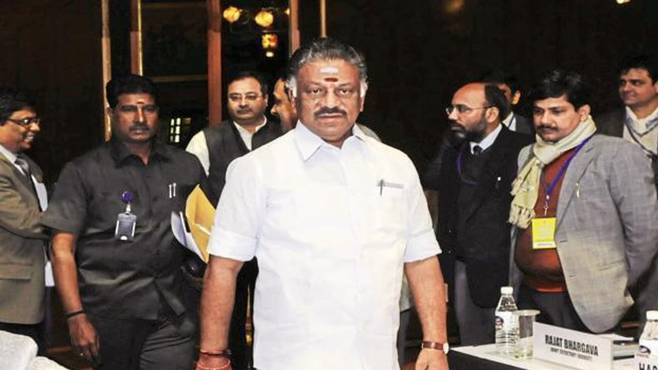 எங்களிடமும் சீப்பு இருக்கு... நாங்களும் தலையை சீவுவோம்... துணை முதல்வர் ஓபிஎஸும் வெளிநாடு செல்ல அதிரடி திட்டம்?.. எங்களிடமும் சீப்பு இருக்கு... நாங்களும் தலையை சீவுவோம்... துணை முதல்வர் ஓபிஎஸும் வெளிநாடு செல்ல அதிரடி திட்டம்?..