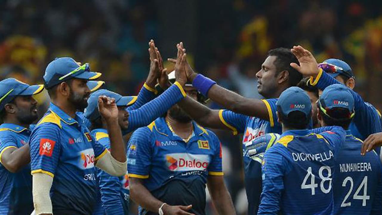 ಫಿಕ್ಸಿಂಗ್: ಲಂಕಾ ಬೌಲಿಂಗ್ ಕೋಚ್ ಸಸ್ಪೆಂಡ್ ಫಿಕ್ಸಿಂಗ್: ಲಂಕಾ ಬೌಲಿಂಗ್ ಕೋಚ್ ಸಸ್ಪೆಂಡ್