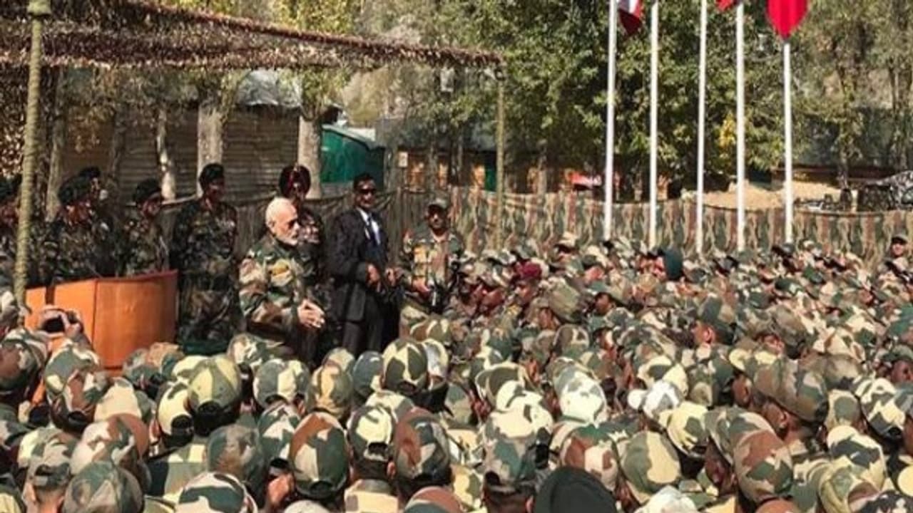 வீரர்களே குடும்பத்தினராம்... தீபாவளி கொண்டாட ராணுவ உடையில் அசத்திய மோடி!