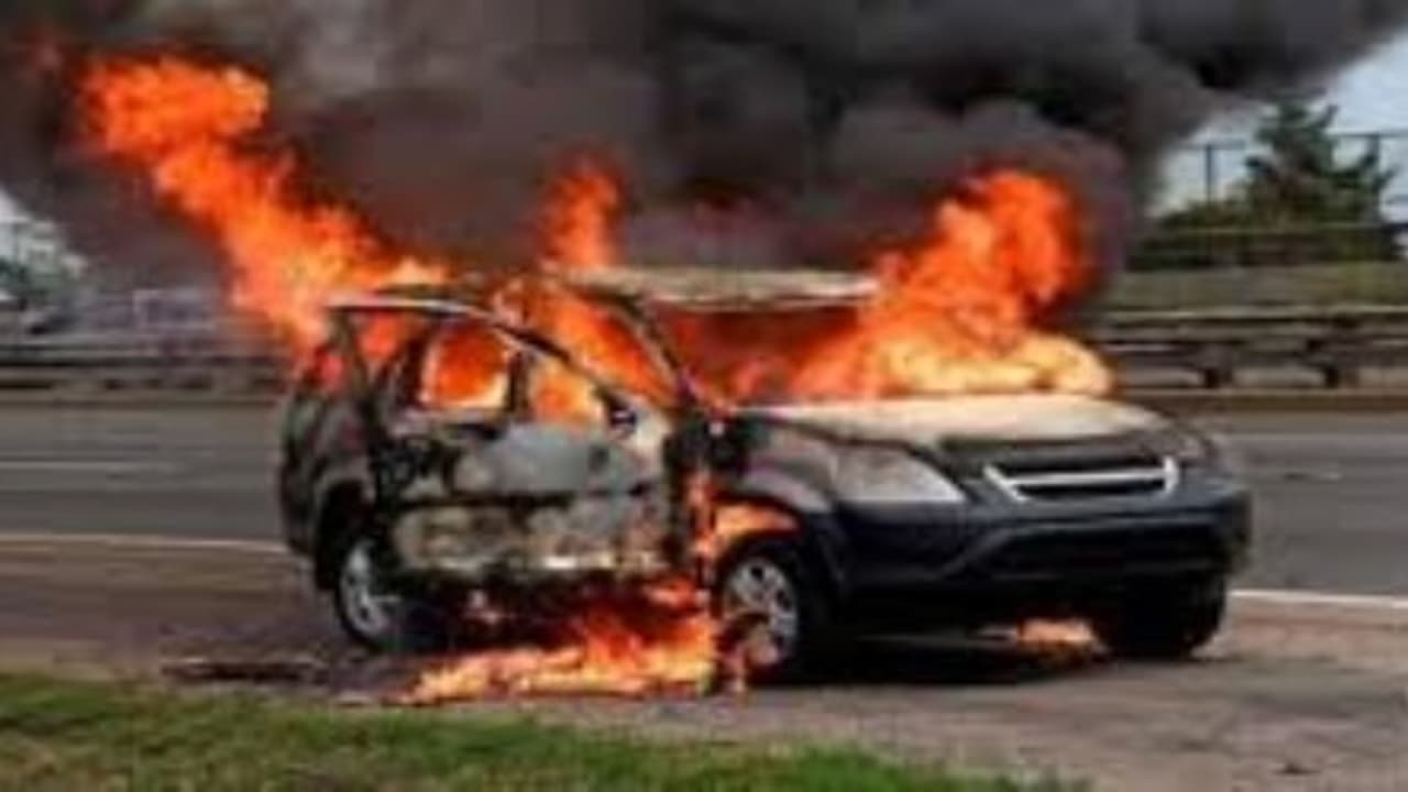 Car Fire|പാലക്കാട് ഓടിക്കൊണ്ടിരുന്ന കാറിന് തീപിടിച്ചു; അപകടം മലമ്പുഴ സന്ദര്‍ശനം കഴിഞ്ഞ് മടങ്ങുന്നതിനിടയില്‍