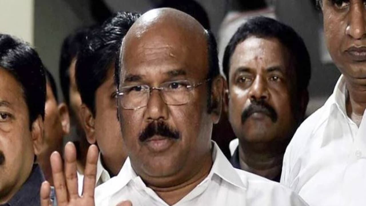 விடுதலையாகிறார் ஜெயக்குமார்... அவசரமாக அவரை சந்தித்த முன்னாள் அமைச்சர்கள்!!