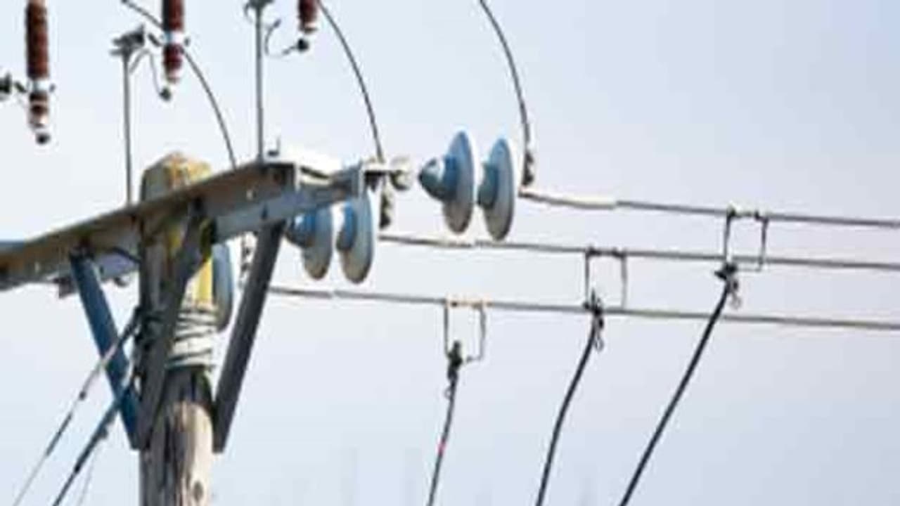 ಯಾದಗಿರಿ: ಆಟವಾಡುತ್ತಿದ್ದ ಬಾಲಕನ ಮೇಲೆ ಹರಿದುಬಿದ್ದ ವಿದ್ಯುತ್ ವೈರ್, ಅದೃಷ್ಟವಶಾತ್ ಪ್ರಾಣಾಪಾಯದಿಂದ ಪಾರು..! ಯಾದಗಿರಿ: ಆಟವಾಡುತ್ತಿದ್ದ ಬಾಲಕನ ಮೇಲೆ ಹರಿದುಬಿದ್ದ ವಿದ್ಯುತ್ ವೈರ್, ಅದೃಷ್ಟವಶಾತ್ ಪ್ರಾಣಾಪಾಯದಿಂದ ಪಾರು..!