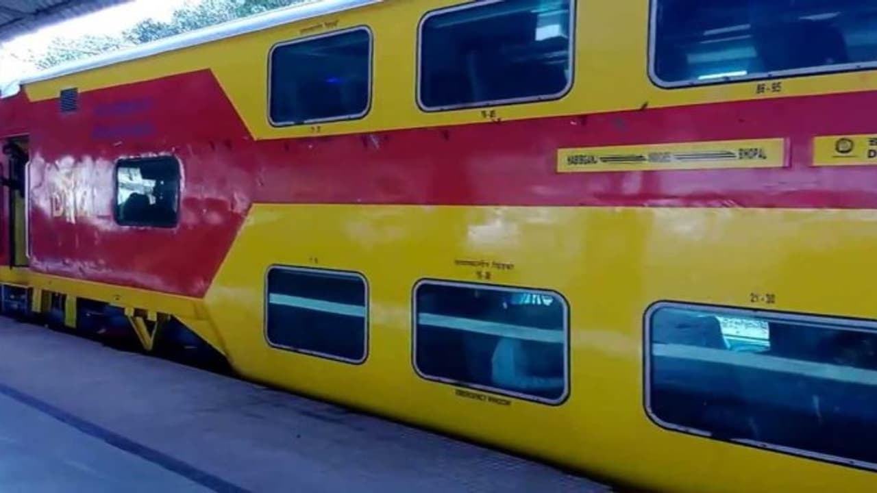 வருகிறது சிறப்பு ‘டபுள் டக்கர் ஏசி, வைபை, டி.வி வசதியுடன் ‘உதய்’ ரெயில் வருகிறது சிறப்பு ‘டபுள் டக்கர் ஏசி, வைபை, டி.வி வசதியுடன் ‘உதய்’ ரெயில்