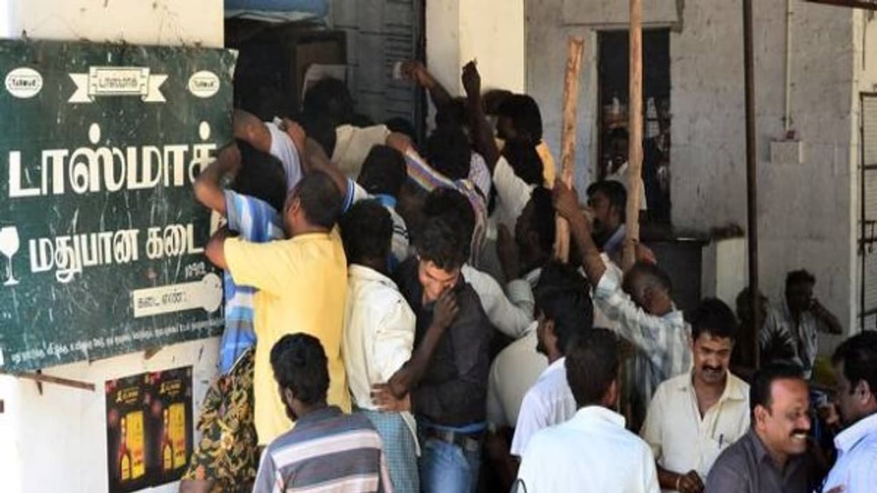 டாஸ்மாக்கில் போதையில் 475 கோடி ரூபாயை பறி கொடுத்த குடிமகன்கள்..! டாஸ்மாக்கில் போதையில் 475 கோடி ரூபாயை பறி கொடுத்த குடிமகன்கள்..!