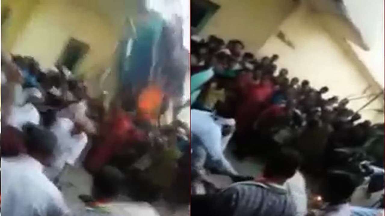 ದಸರಾ ಆಚರಣೆಗೆ ಬಂದವರು ಮಸಣ ಸೇರಿದರು: ದಸರಾ ಆಚರಿಸುತ್ತಿದ್ದವರ ಮೇಲೆ ಕುಸಿದ ಕಟ್ಟಡ ದಸರಾ ಆಚರಣೆಗೆ ಬಂದವರು ಮಸಣ ಸೇರಿದರು: ದಸರಾ ಆಚರಿಸುತ್ತಿದ್ದವರ ಮೇಲೆ ಕುಸಿದ ಕಟ್ಟಡ