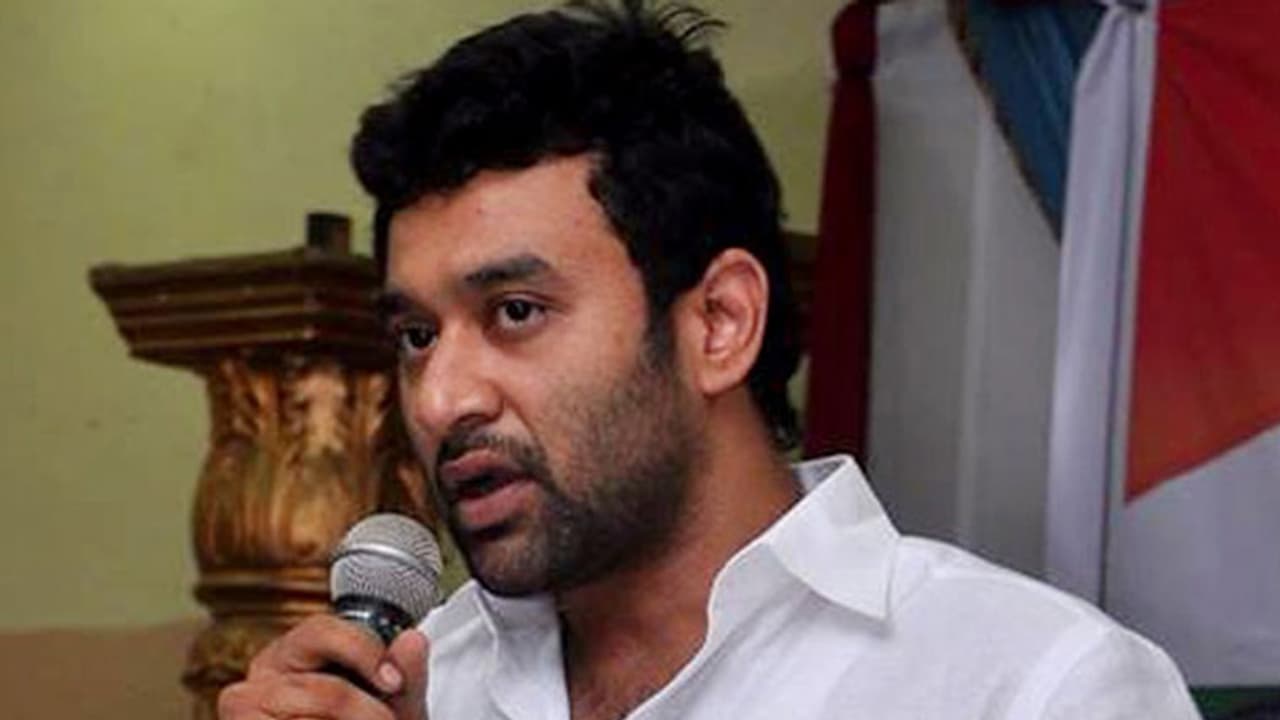 కాంగ్రెస్లోకి విక్రంగౌడ్: నామినేటేడ్ పదవి, గోషామహల్ ఇంచార్జీ పదవి? కాంగ్రెస్లోకి విక్రంగౌడ్: నామినేటేడ్ పదవి, గోషామహల్ ఇంచార్జీ పదవి?