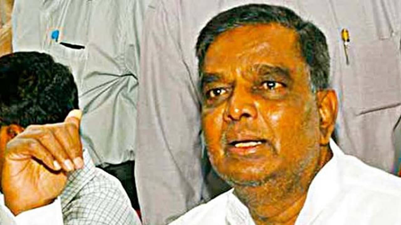 ಶ್ರೀನಿವಾಸ ಪ್ರಸಾದ್ ವಿಚಾರಣೆಗೆ ಹೈಕೋರ್ಟ್ ತಡೆ ಶ್ರೀನಿವಾಸ ಪ್ರಸಾದ್ ವಿಚಾರಣೆಗೆ ಹೈಕೋರ್ಟ್ ತಡೆ