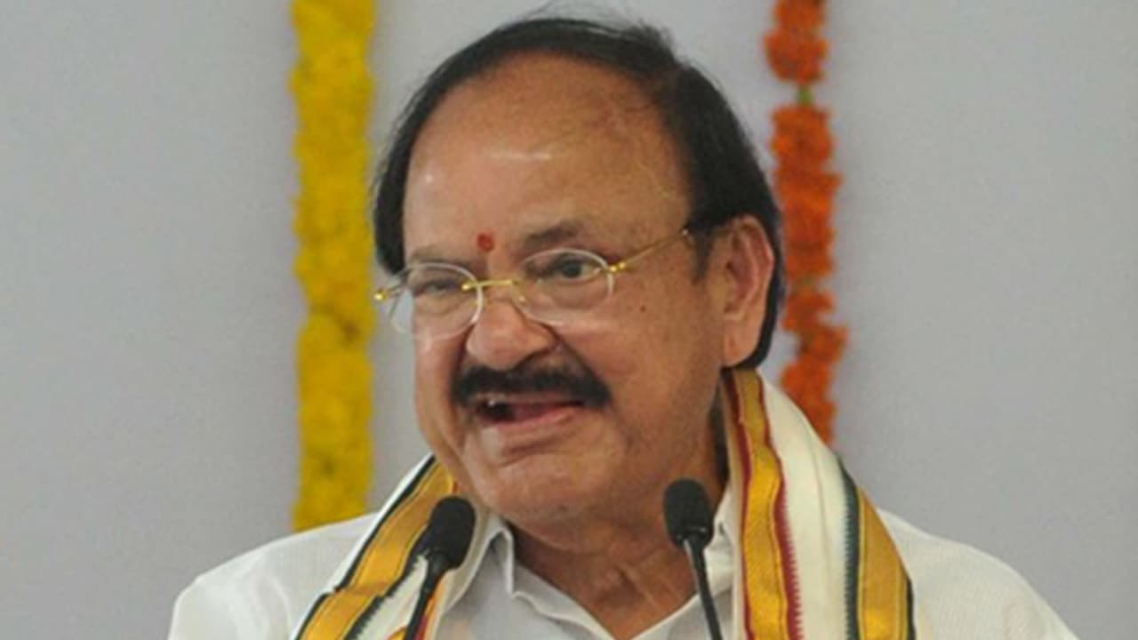 മലയാളത്തിൽ പ്രസംഗിച്ച് കൈയ്യടി നേടി ഉപരാഷ്ട്രപതി വെങ്കയ്യ നായിഡു മലയാളത്തിൽ പ്രസംഗിച്ച് കൈയ്യടി നേടി ഉപരാഷ്ട്രപതി വെങ്കയ്യ നായിഡു