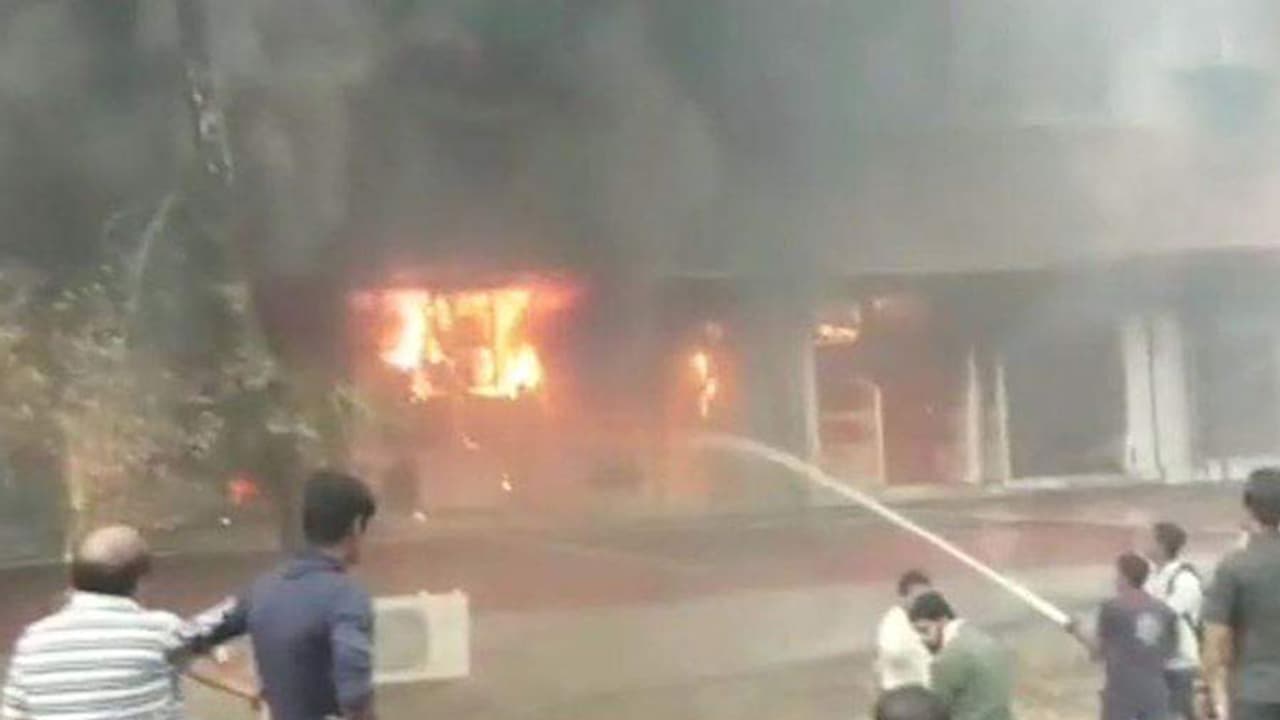 11 വര്ഷം കഴിഞ്ഞും സര്ട്ടിഫിക്കറ്റ് കിട്ടിയില്ല; യൂണിവേഴ്സിറ്റി ആസ്ഥാനത്ത് വിദ്യാര്ത്ഥി പെട്രോളൊഴിച്ച് തീയിട്ടു 11 വര്ഷം കഴിഞ്ഞും സര്ട്ടിഫിക്കറ്റ് കിട്ടിയില്ല; യൂണിവേഴ്സിറ്റി ആസ്ഥാനത്ത് വിദ്യാര്ത്ഥി പെട്രോളൊഴിച്ച് തീയിട്ടു