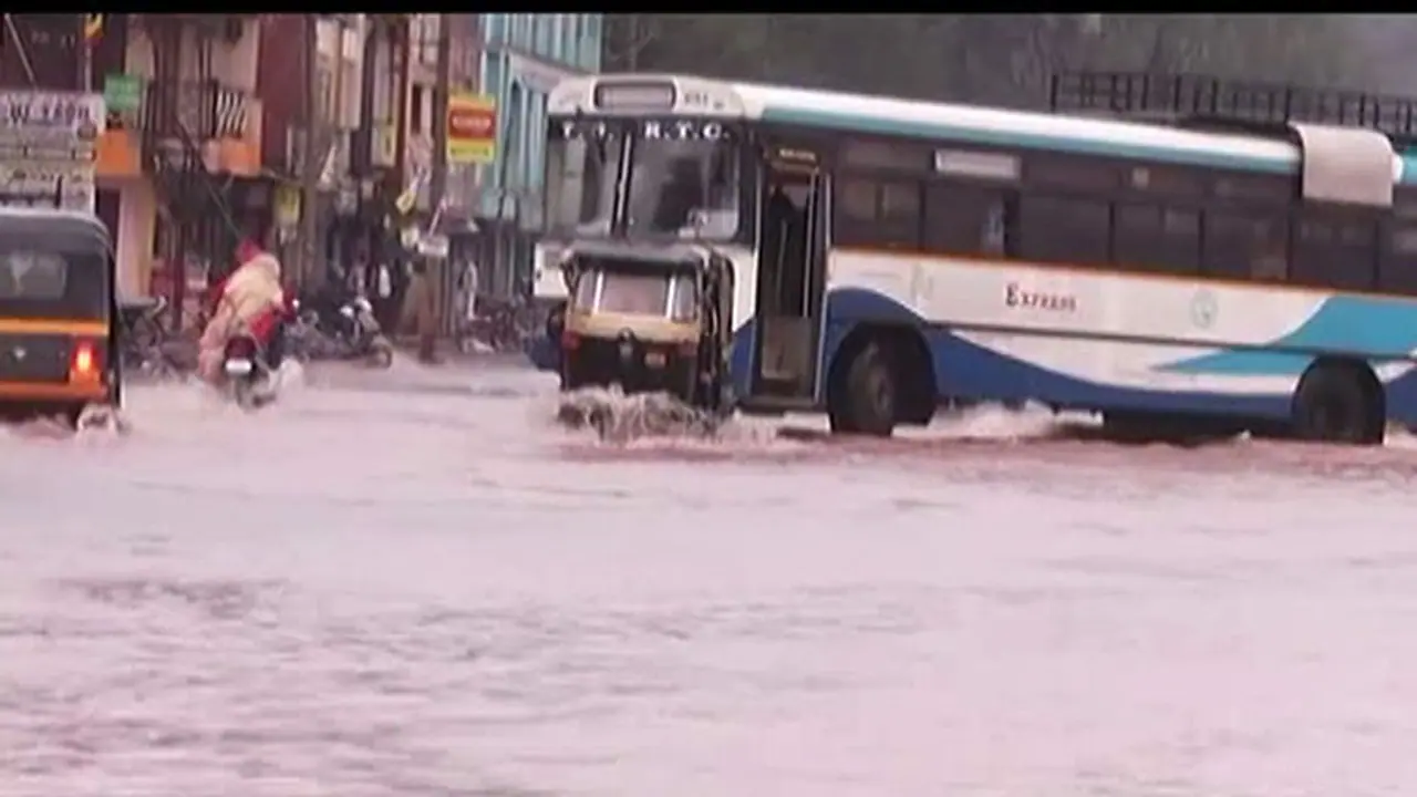 ಬೀದರ್`ನಲ್ಲಿ ವರುಣನ ಆರ್ಭಟ: ಮೋಳಗೆ ಮಾರಯ್ಯ ಗುಹೆಯ ಶಿವಲಿಂಗಕ್ಕೂ ಜಲಾಭಿಷೇಕ ಬೀದರ್`ನಲ್ಲಿ ವರುಣನ ಆರ್ಭಟ: ಮೋಳಗೆ ಮಾರಯ್ಯ ಗುಹೆಯ ಶಿವಲಿಂಗಕ್ಕೂ ಜಲಾಭಿಷೇಕ