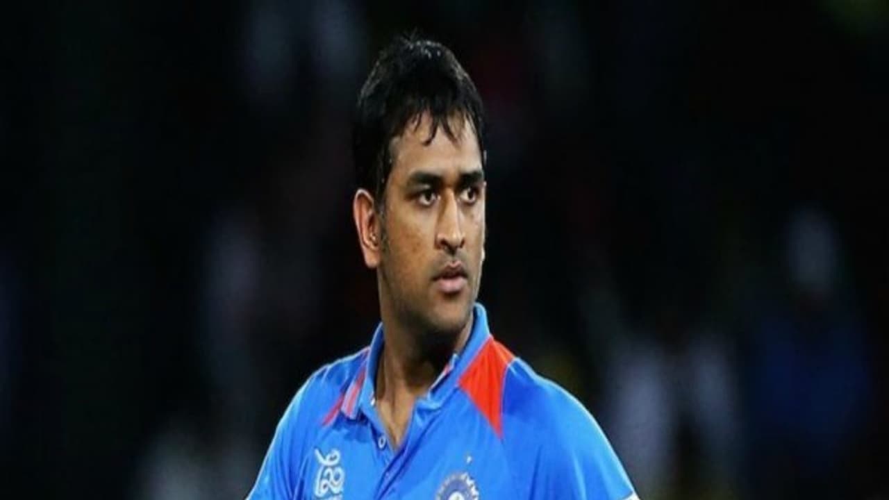 தம்பி இனி என்னை அப்படி கூப்பிடாதப்பா… பந்து வீச்சாளரை செல்லமா கதறவிட்ட தல டோனி…. தம்பி இனி என்னை அப்படி கூப்பிடாதப்பா… பந்து வீச்சாளரை செல்லமா கதறவிட்ட தல டோனி….