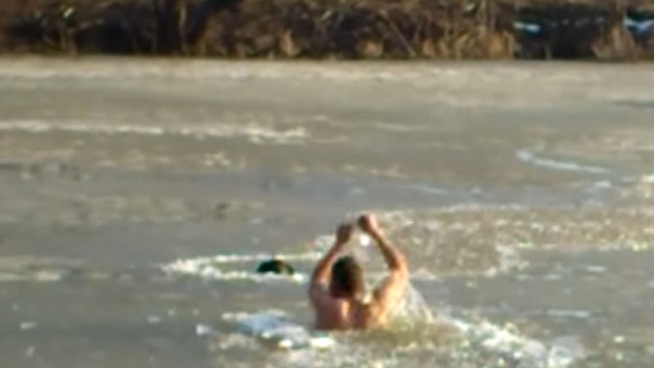 ಸಾಕುನಾಯಿಗೋಸ್ಕರ ಕೊರೆಯುವ ಚಳಿಗೆ ಸವಾಲೆಸೆದ ಭೂಪ ಸಾಕುನಾಯಿಗೋಸ್ಕರ ಕೊರೆಯುವ ಚಳಿಗೆ ಸವಾಲೆಸೆದ ಭೂಪ