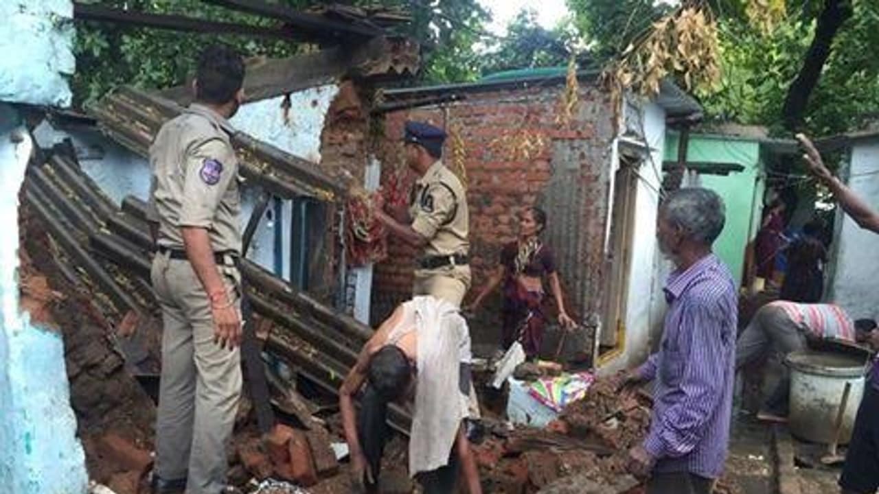 గోడ కూలి ముగ్గురి మృతి