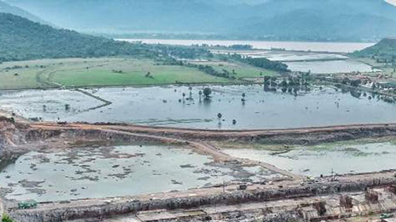 పోలవరం నిర్మాణంలో మరో అద్భుతం... గోదావరి ప్రవాహం 6.5కిమీ మళ్లింపు (వీడియో) పోలవరం నిర్మాణంలో మరో అద్భుతం... గోదావరి ప్రవాహం 6.5కిమీ మళ్లింపు (వీడియో)