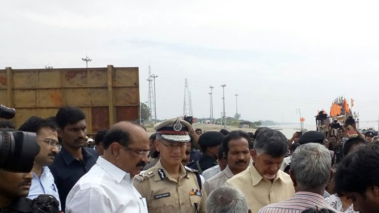 (వీడియో) ప్రమాద ఘటన వద్ద చంద్రబాబు (వీడియో) ప్రమాద ఘటన వద్ద చంద్రబాబు