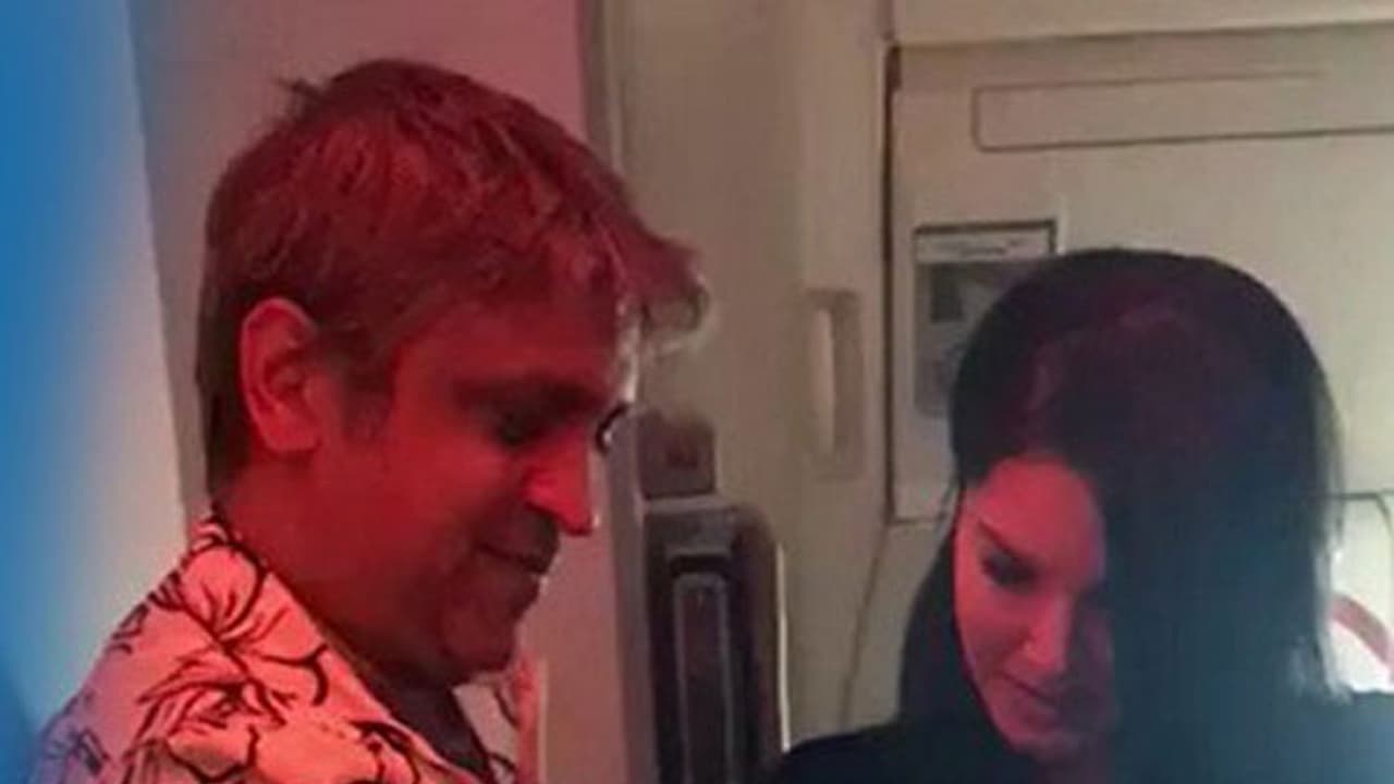 సన్నీతో రాఖీ కట్టించుకున్నది ఎవరో తెలుసా..? సన్నీతో రాఖీ కట్టించుకున్నది ఎవరో తెలుసా..?