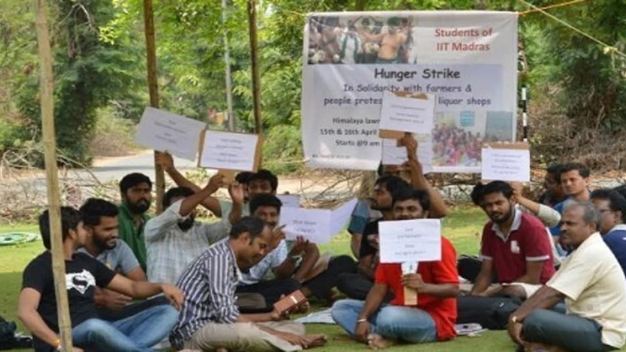 டாஸ்மாக்கை மூடு... உண்ணாவிரதத்தில் குதித்த ஐ.ஐ.டி மாணவர்கள் டாஸ்மாக்கை மூடு... உண்ணாவிரதத்தில் குதித்த ஐ.ஐ.டி மாணவர்கள்