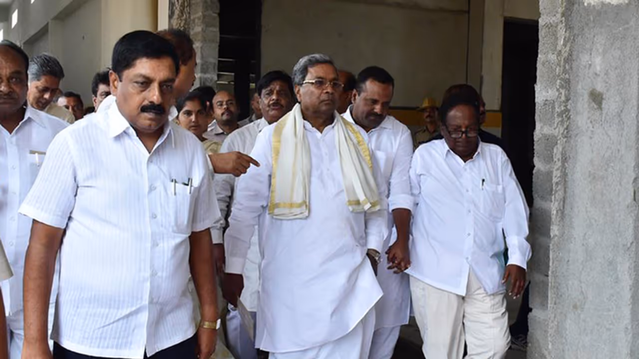 ಚುನಾವಣೆಯಲ್ಲಿ ಸ್ಪರ್ಧೆ: ಯೂ ಟರ್ನ್ ಹೊಡೆದ ಸಿಎಂ ಸಿದ್ದರಾಮಯ್ಯ ಚುನಾವಣೆಯಲ್ಲಿ ಸ್ಪರ್ಧೆ: ಯೂ ಟರ್ನ್ ಹೊಡೆದ ಸಿಎಂ ಸಿದ್ದರಾಮಯ್ಯ