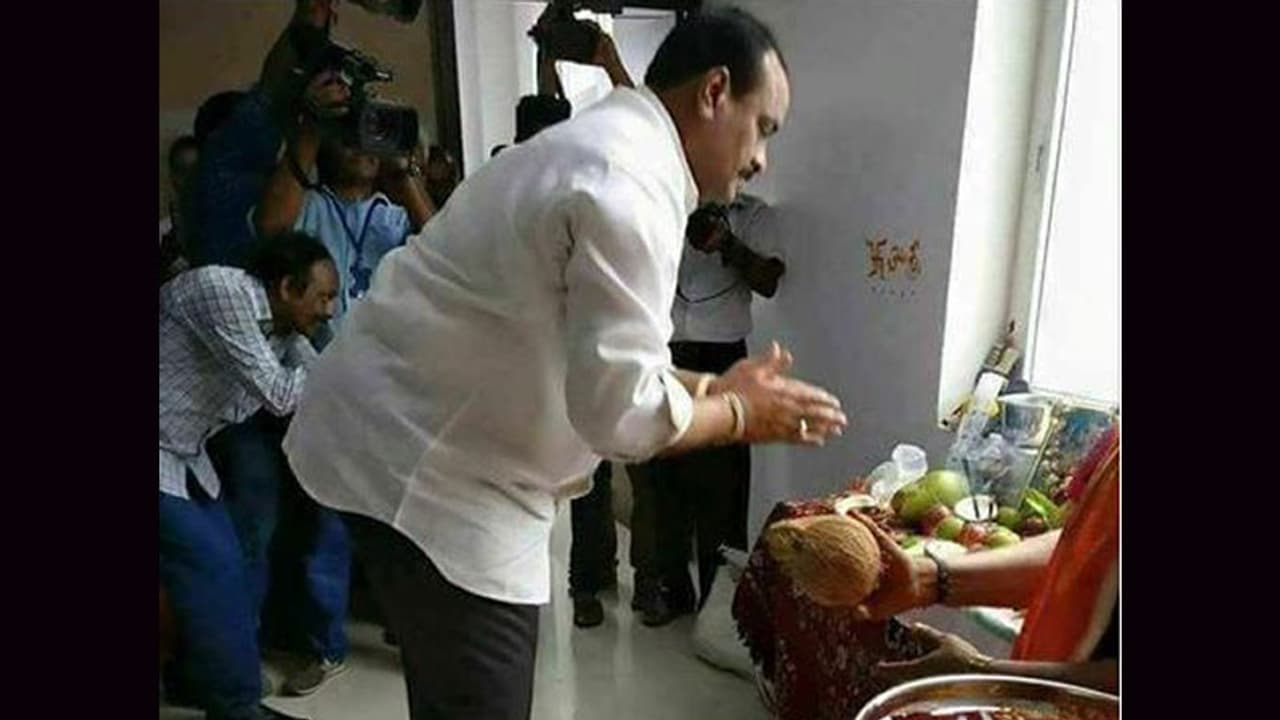 ఎక్స్ ప్రెస్ న్యూస్ : బూట్లతో పూజ చేస్తున్న ఏపి మంత్రి అచ్చెన్న ఎక్స్ ప్రెస్ న్యూస్ : బూట్లతో పూజ చేస్తున్న ఏపి మంత్రి అచ్చెన్న