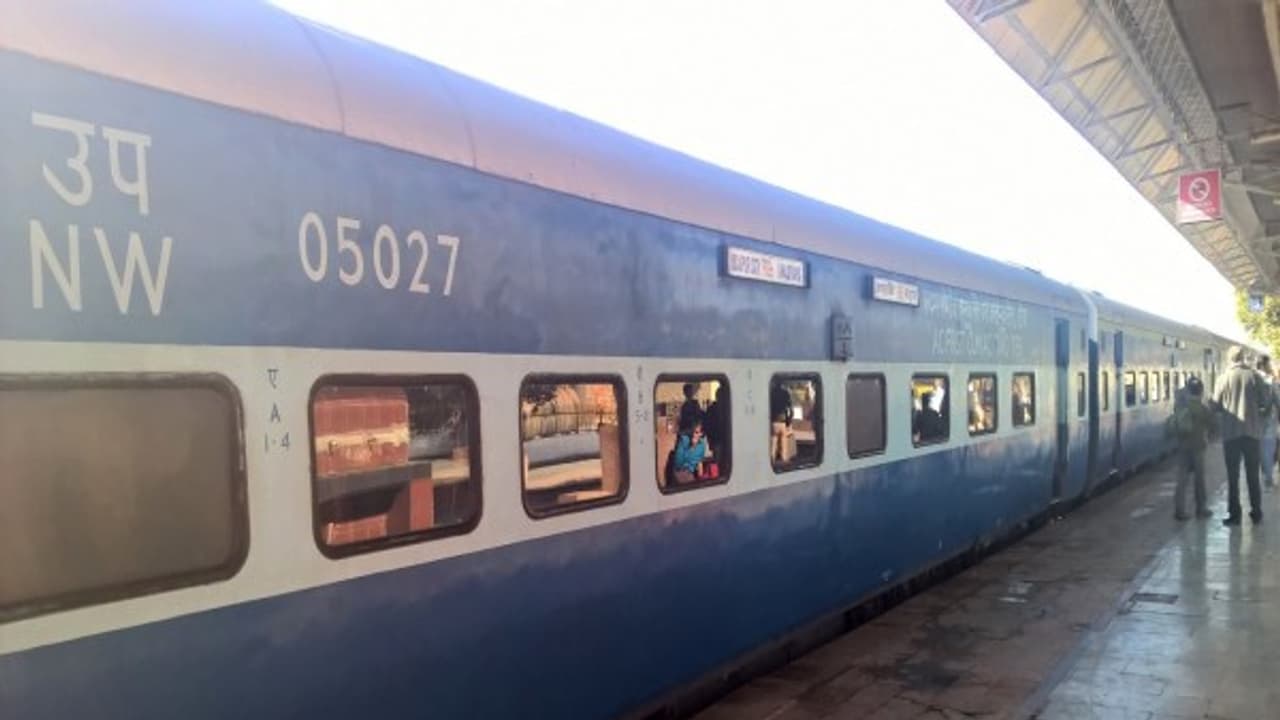 ಯಶವಂತಪುರ ಬಿಕಾನೇರ ರೈಲಿನಲ್ಲಿ ಬಾಂಬ್ ಶಂಕೆ: ತೀವ್ರಗೊಂಡ ತಪಾಸಣೆ ಯಶವಂತಪುರ ಬಿಕಾನೇರ ರೈಲಿನಲ್ಲಿ ಬಾಂಬ್ ಶಂಕೆ: ತೀವ್ರಗೊಂಡ ತಪಾಸಣೆ