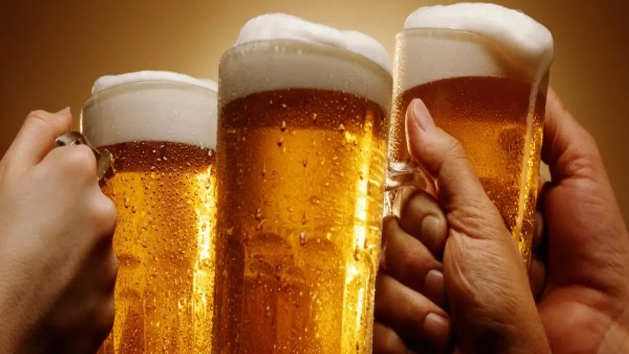 ಭಾರತದ ಬಿಯರ್ ಕಿಕ್ಗೆ ಬಟ್ಟೆ ಮರೆತ ಚೀನಿಯರು! ಭಾರತದ ಬಿಯರ್ ಕಿಕ್ಗೆ ಬಟ್ಟೆ ಮರೆತ ಚೀನಿಯರು!