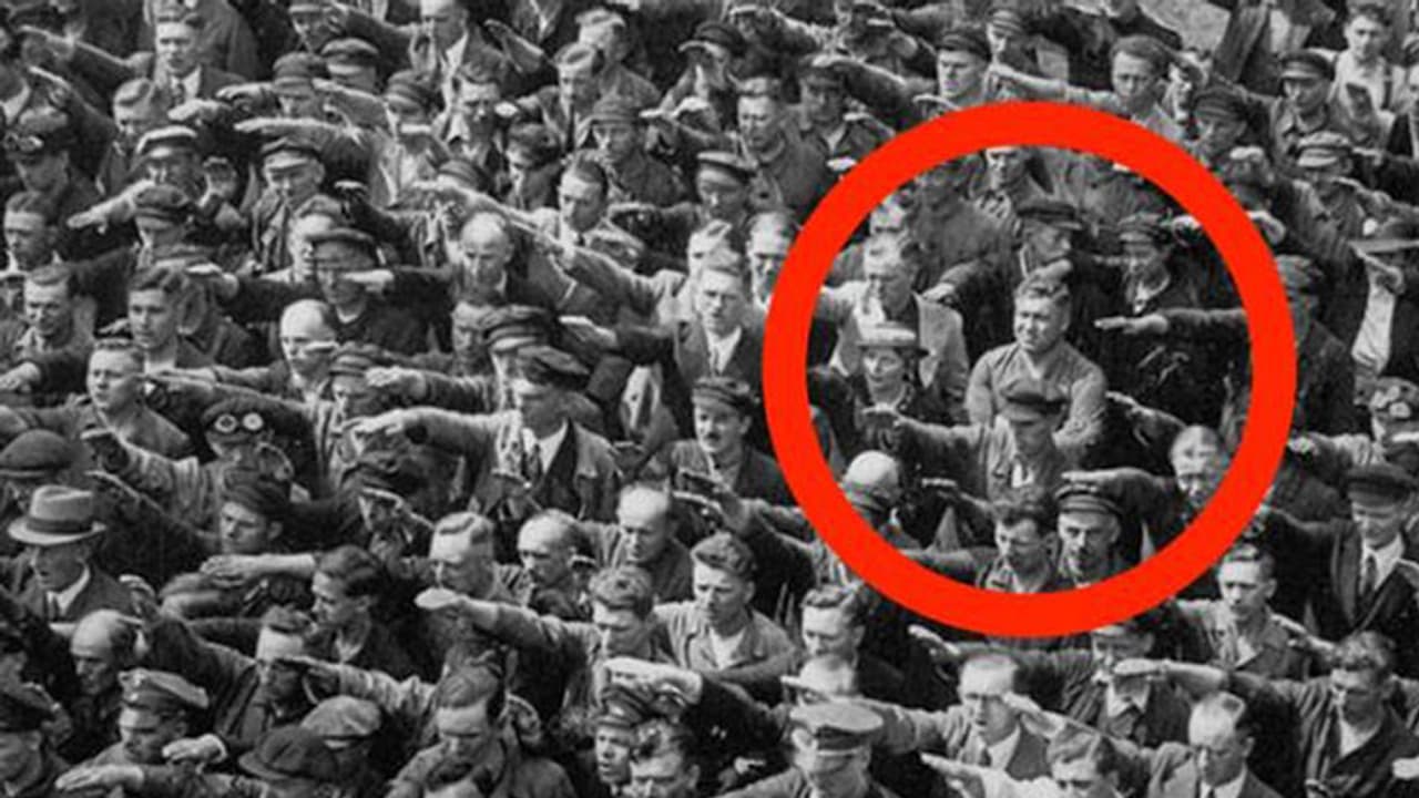 ഹിറ്റ്ലറെ സല്യൂട്ട് ചെയ്യാതിരുന്ന ആ പട്ടാളക്കാരന് ആരായിരുന്നു...? ഹിറ്റ്ലറെ സല്യൂട്ട് ചെയ്യാതിരുന്ന ആ പട്ടാളക്കാരന് ആരായിരുന്നു...?