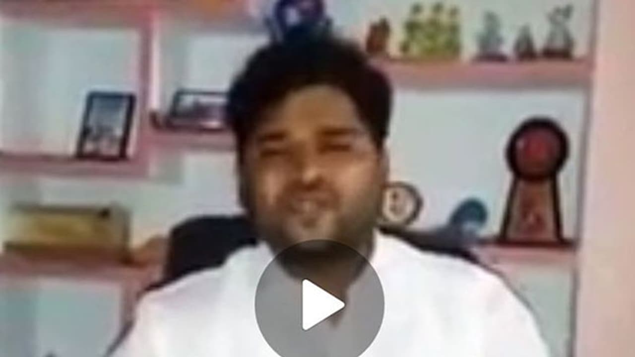 కాంగ్రెస్కి ఏపూరి సోమన్న రాజీనామా: షర్మిల పార్టీలో చేరే ఛాన్స్? కాంగ్రెస్కి ఏపూరి సోమన్న రాజీనామా: షర్మిల పార్టీలో చేరే ఛాన్స్?